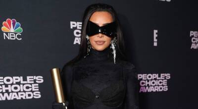 Kim Kardashian Wears Batman-Like Sunglasses While Being Honored with Fashion Icon Award at PCAs 2021 - www.justjared.com - Santa Monica