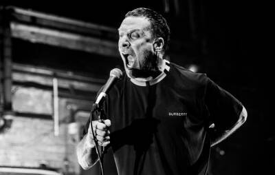 Sleaford Mods frontman Jason Williamson makes cameo in Olivia Colman’s new HBO series ‘Landscapers’ - www.nme.com