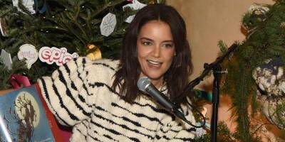 Katie Holmes Reads Her Favorite Holiday Books to NYC Children at 'My Winter City' Event - www.justjared.com - New York