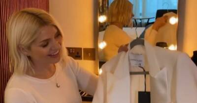 Holly Willoughby treats fans to the ultimate festive jewellery styling lesson - www.ok.co.uk