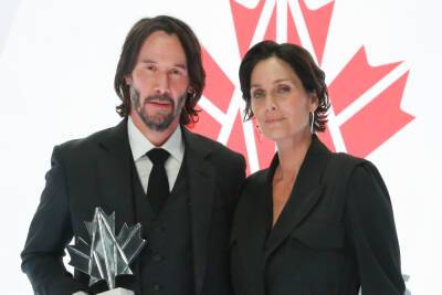 Keanu Reeves - Carrie-Anne Moss - Moss - Keanu Reeves Inducted Into Canada’s Walk Of Fame By ‘Matrix’ Co-Star Carrie-Anne Moss - etcanada.com - Los Angeles - Canada - city Beirut