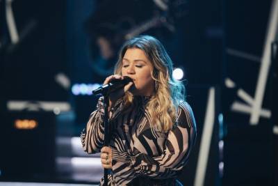 Kelly Clarkson Puts On Show-Stopping Performance Of Soul Asylum’s ‘Runaway Train’ - etcanada.com