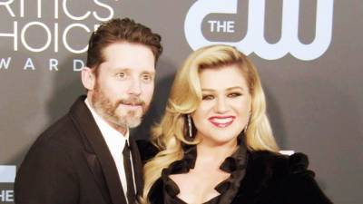 Kelly Clarkson Says Co-Parenting With Estranged Husband Brandon Blackstock Is 'Tough' - www.etonline.com
