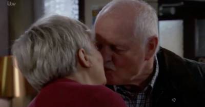 Emmerdale viewers shocked as Eric and Brenda flout social distancing rules and kiss on screen - www.ok.co.uk