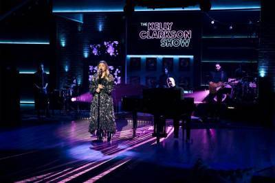 Kelly Clarkson Appropriately Covers JP Saxe’s ‘If The World Was Ending’ - etcanada.com - USA