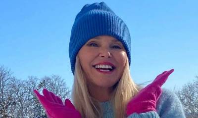 Christie Brinkley is snow bunny chic in gorgeous new photos as fans react - hellomagazine.com