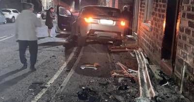 Driver 'runs off' and leaves Range Rover abandoned after crashing it into barrier and two parked cars - www.manchestereveningnews.co.uk