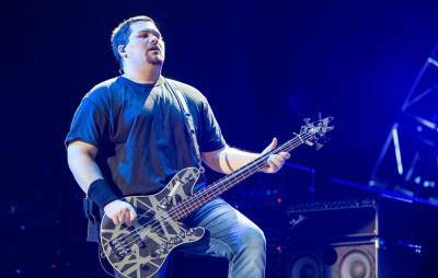 Watch Wolfgang Van Halen play solo song ‘Distance’ in tribute to dad Eddie - www.nme.com