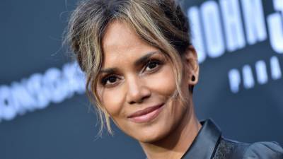 Halle Berry Says She Walked Around Naked All During Her Pregnancy - www.etonline.com
