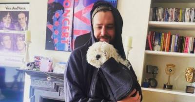 Dad-to-be Iain Stirling practices carrying his future baby with help from his beloved pet dog - www.dailyrecord.co.uk - Scotland