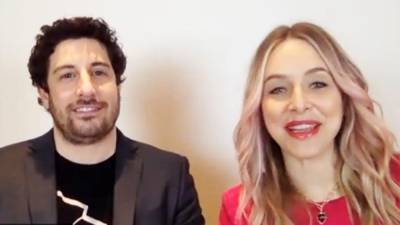 Jason Biggs & Jenny Mollen Answer Each Other's Questions About Life Together in Quarantine (Exclusive) - www.etonline.com