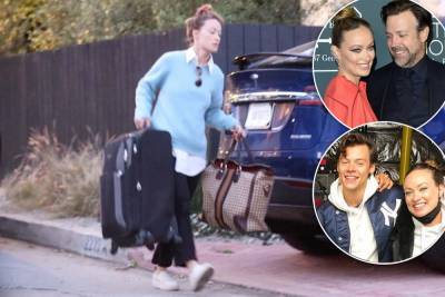 Olivia Wilde moves bags from Jason Sudeikis’ home to Harry Styles’ place - nypost.com