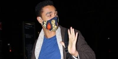 Rege-Jean Page Masks Up While Arriving Back At His Hotel After 'SNL' Rehearsals - www.justjared.com - New York