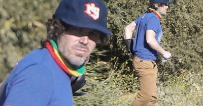 Casey Affleck wears a casts on his left ankle and wrist - www.msn.com
