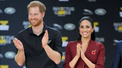 Meghan Markle and Prince Harry's Pregnancy Photo: Details on the Sweet Moment - www.etonline.com