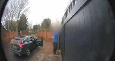 ‘Disgusting' Hermes courier caught on CCTV urinating outside customer's home - www.msn.com