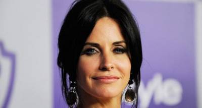 Courteney Cox tries her hands at the piano as she plays Friends' theme song; Watch VIDEO - www.pinkvilla.com - USA