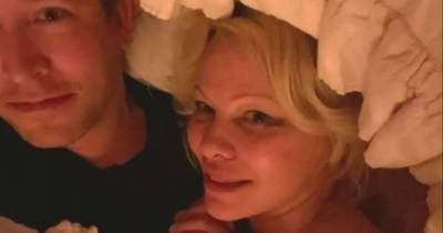 Pamela Anderson Shocks TV Hosts by Doing Interview From Bed With New Husband Dan Hayhurst - www.usmagazine.com - Britain