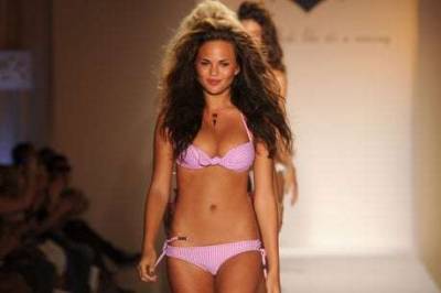 Chrissy Teigen reveals she was paid just £140 a show in early modelling days: ‘C-class Naomi Campbell coming through’ - www.msn.com