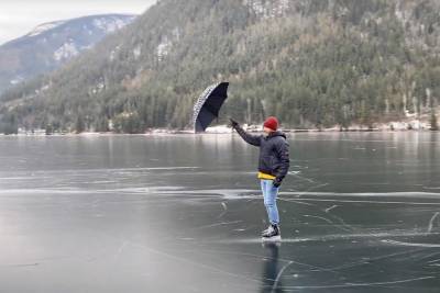 Skater channels Mary Poppins to glide across ice with umbrella - nypost.com - Britain