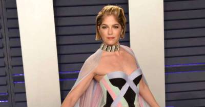 Selma Blair details the first time she felt the symptoms of multiple sclerosis - www.msn.com - county Blair