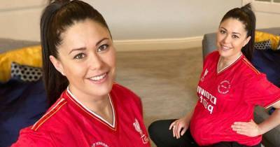Overdue Sam Quek shows off her baby bump in a Liverpool FC shirt - www.msn.com