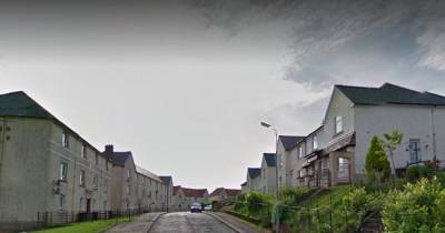 Man rushed to hospital after being battered with weapon by gang in broad daylight - www.dailyrecord.co.uk - Scotland