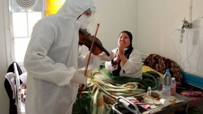 Tunisian doctor plays violin to boost virus patients' morale - abcnews.go.com - Tunisia