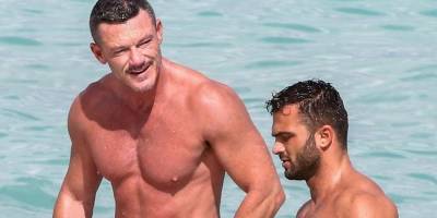 Luke Evans Shows Off His Buff Bod at the Beach With a Friend in Miami - www.justjared.com - Miami - Florida - county Evans