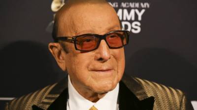 Clive Davis Diagnosed With Bell's Palsy - www.etonline.com