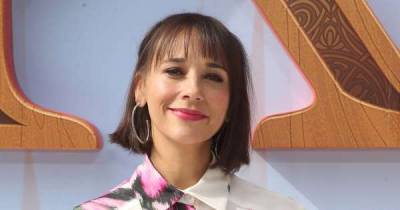 Rashida Jones struggled with becoming a mother and losing her mum months later - www.msn.com