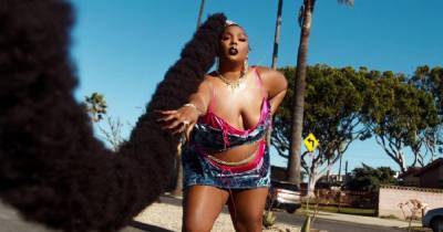Lizzo’s 9-Foot Ponytail Is Made Up of 40 Different Extensions: Pics - www.usmagazine.com - county Shelby