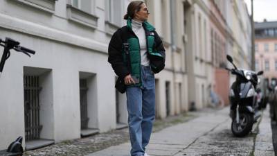 The Best Shoes to Style with Mom Jeans - www.etonline.com