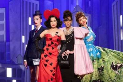 Hailey Beiber, Miranda Kerr and Winnie Harlow star in Moschino’s old Hollywood-inspired AW21 show - www.msn.com - George