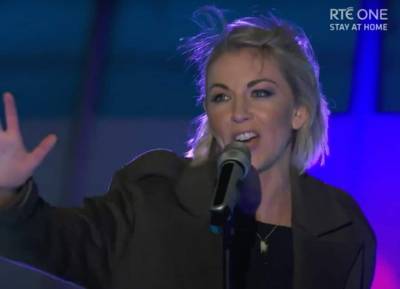 WATCH: Viewers concerned for Lesley Roy during ‘freezing’ rooftop performance on Late Late Show - evoke.ie - New York - Ireland