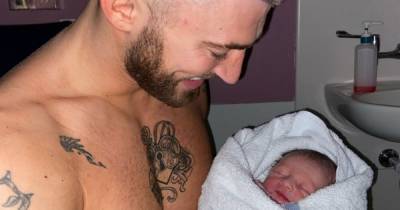 Jake Quickenden receives online abuse for taking his top off for skin to skin contact with newborn son - www.manchestereveningnews.co.uk