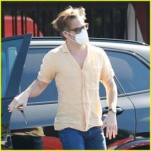 Chris Pine Spotted on His Saturday Morning Coffee Run in L.A. - www.justjared.com