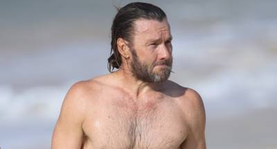 Joel Edgerton Shows Off Fit Shirtless Body While at the Beach in Sydney - www.justjared.com - Australia