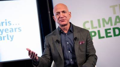 Jeff Bezos Steps Down as Amazon CEO - www.etonline.com - city Sanchez