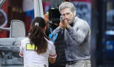 Jake Gyllenhaal Aims His Gun at Eiza Gonzalez During Action-Packed 'Ambulance' Scene - www.justjared.com - Los Angeles