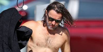Joel Edgerton Shows of Fit Figure After Catching Some Waves in Sydney - www.justjared.com - Australia