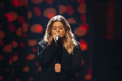 Kelly Clarkson Rocks Out As She Performs Classic Cover Of Heart’s ‘Barracuda’ - etcanada.com