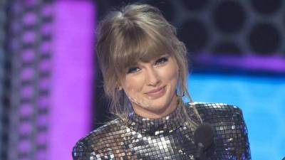 Taylor Swift Hand Paints Message to Fan Who Writes Letters to Postal Workers - www.etonline.com - state South Dakota