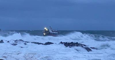Watch as Scots fishing boats come ‘seconds away’ from smashing into rocks while battered by gale force winds - www.dailyrecord.co.uk - Scotland