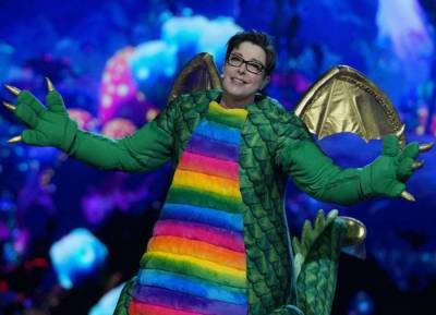 Fans are ‘shook’ as Sue Perkins is revealed as Dragon on The Masked Singer - evoke.ie - Britain