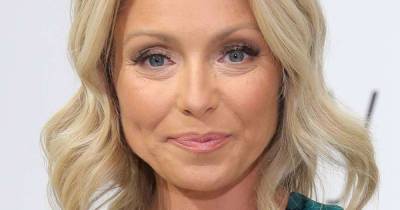 Kelly Ripa shares look inside huge living room – with impressive book collection - www.msn.com - New York