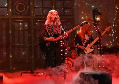 Phoebe Bridgers Smashes Her Guitar In Epic ‘Saturday Night Live’ Debut - etcanada.com