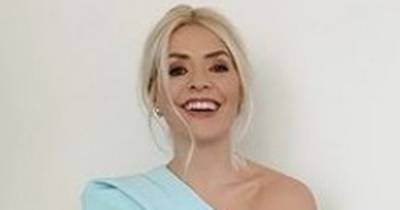 Holly Willoughby looks just like Elsa from Frozen in her latest dress for Dancing On Ice - www.manchestereveningnews.co.uk - Manchester