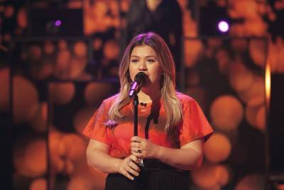 Kelly Clarkson Performs Powerful Cover Of Gwen Stefani’s ‘Misery’ - etcanada.com