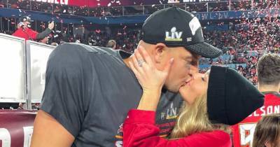 Rob Gronkowski Celebrates Super Bowl 2021 Win With Kiss From Girlfriend Camille Kostek - www.usmagazine.com